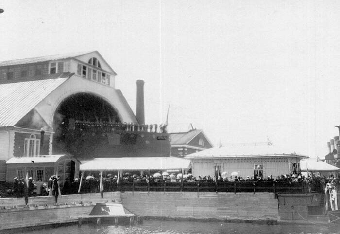 Спуск на воду крейсера «Аврора» из эллинга Нового Адмиралтейства, 24 мая 1900 года.<br />
Легкая крытая постройка у края причала — Императорский павильон. Источник: https://topwar.ru
