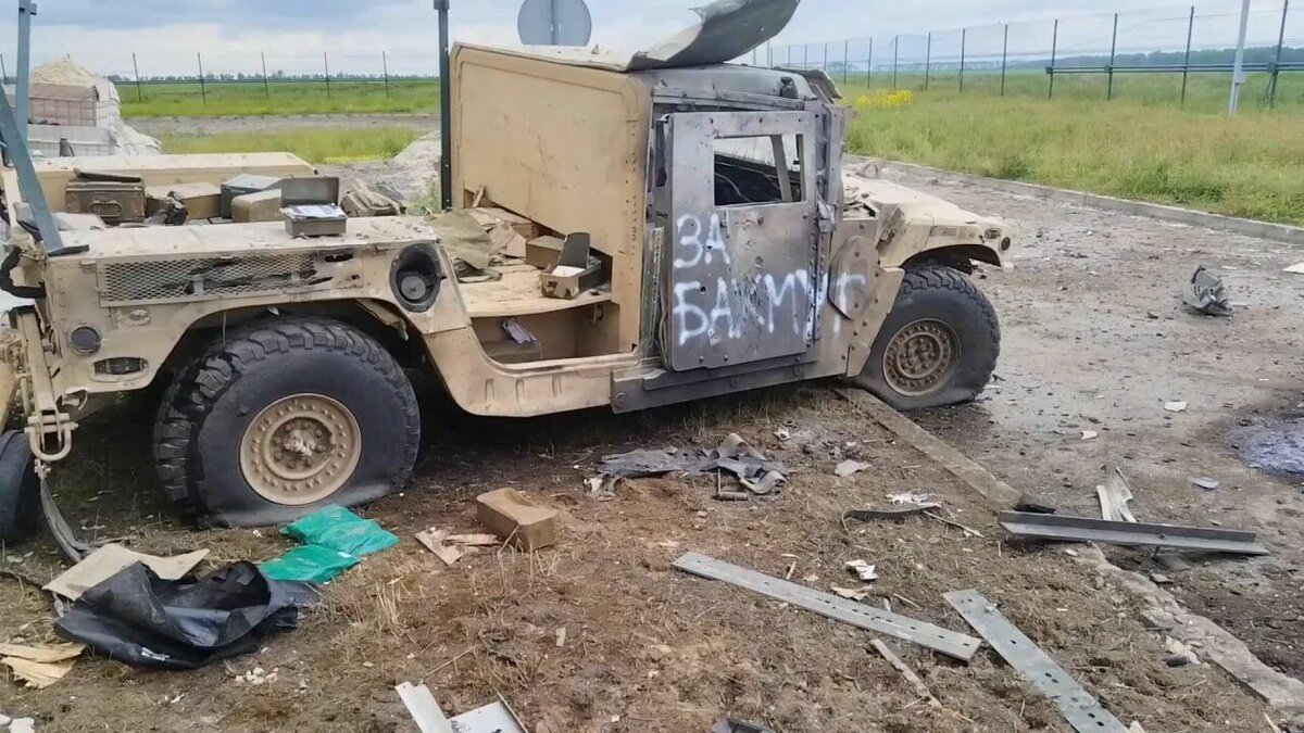     Помимо техники, на земле видны остатки обмундирования.