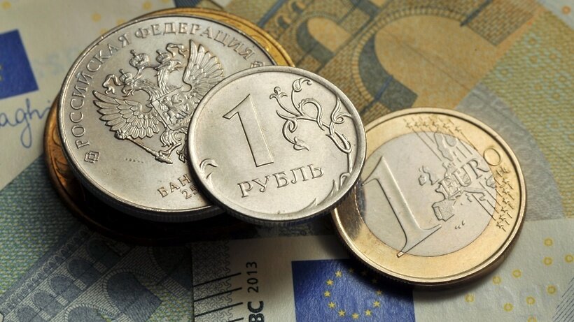    Монеты номиналом 1 рубль и 1 евро на фоне банкноты номиналом 5 евро. ©Алексей Сухоруков РИА Новости