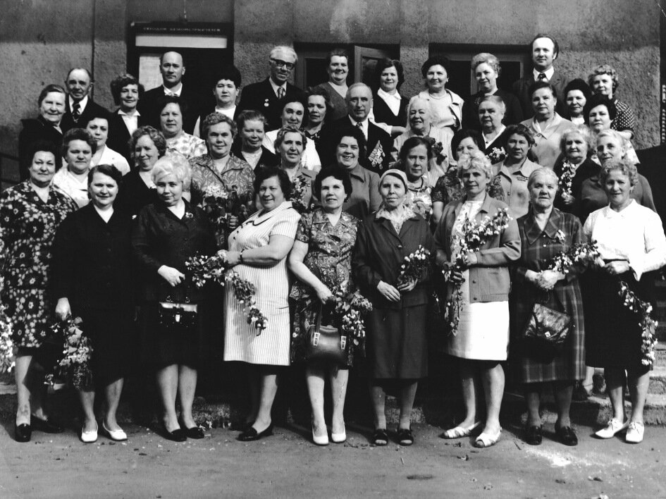 1975 г. Встреча бывших сотрудников госпиталя в СОШ № 1. Среди них с боевыми наградами доктор Ф.В. Сатрапинский.
