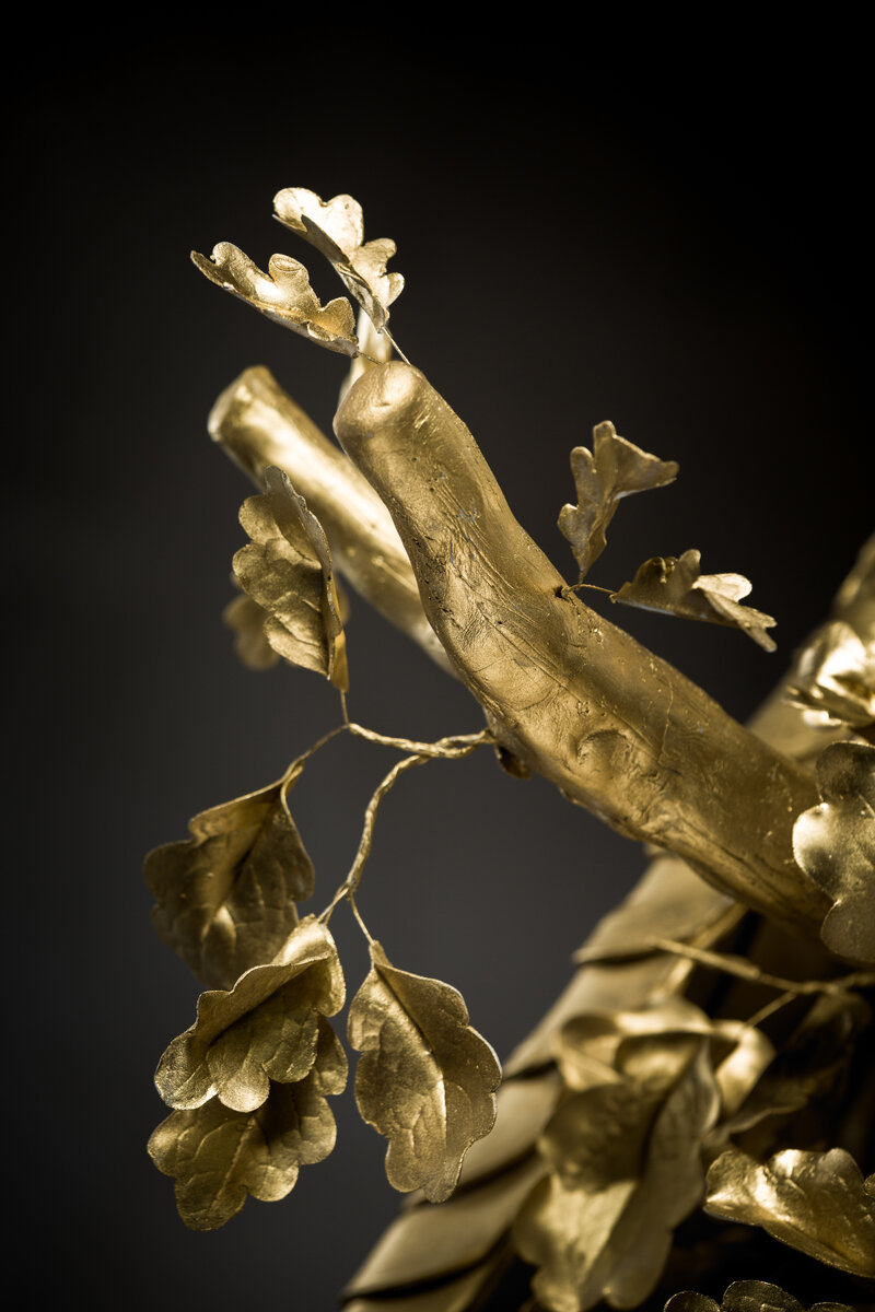 Детали: листья и перья созданы из сахарной мастики и покрыты пищевым золотом