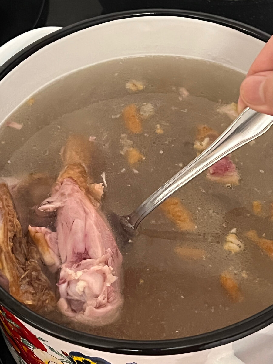 Нарежьте курицу на кусочки, почистите и промойте картофель с морковью и луком. Затем картофель и лук нарежьте небольшими кубиками. Морковь измельчите на крупной терке. Два вида колбасы очистите от оболочки, и нарежьте тонкой соломкой вместе с соленым огурцом. В кипящую воду закиньте картошку с нарезанной курицей и на небольшом огне поварите 20 минут.