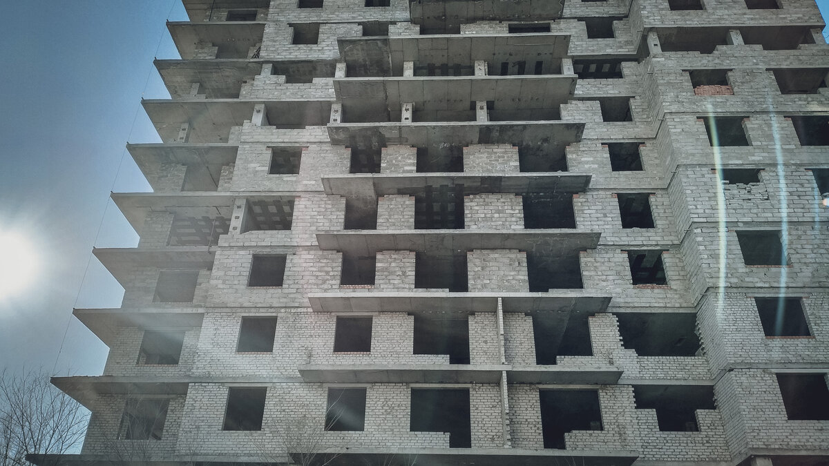     В Советском районе случилось обрушение грунта при строительстве многоэтажного дома, которое ведет ГК «Волгострой». По словам очевидцев, в результате инцидента разрушена подпорная стена новой высотки.