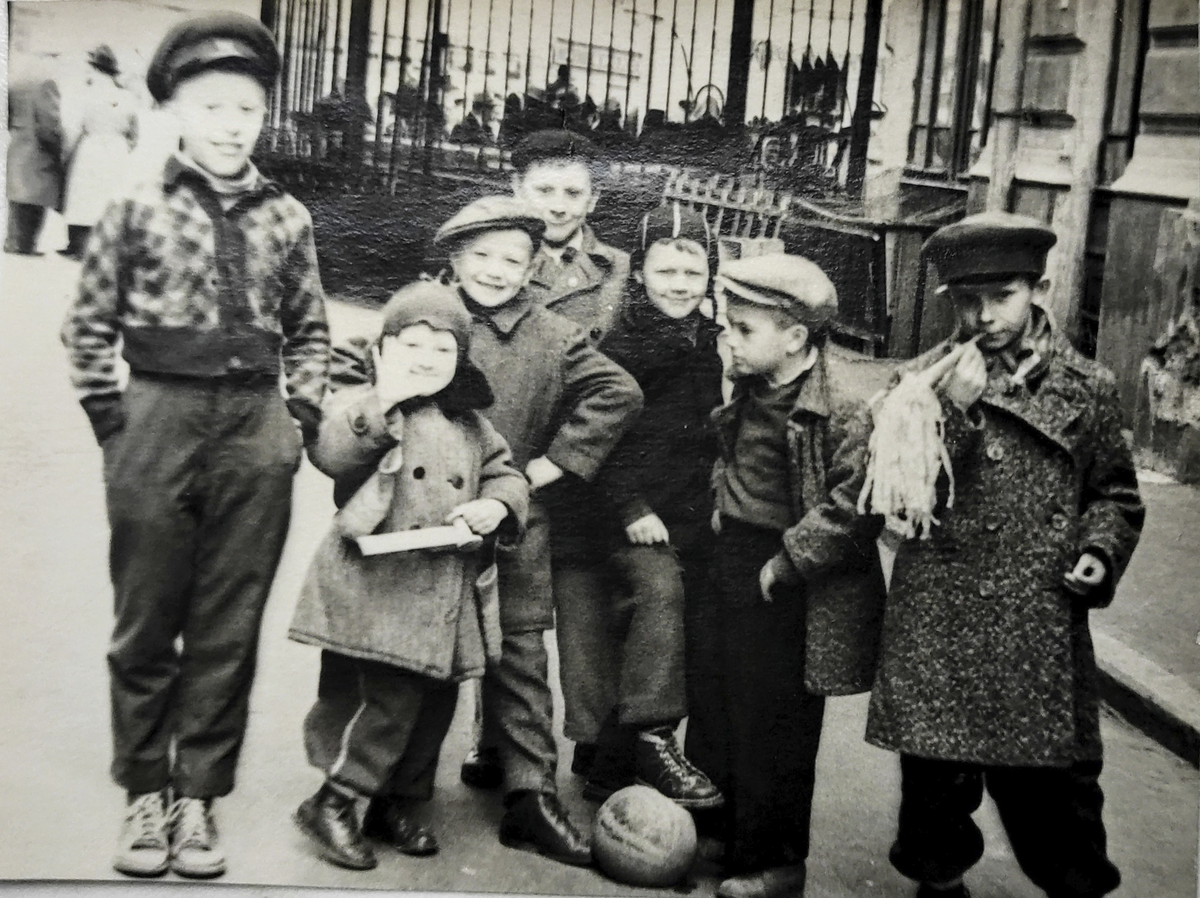 У Никитских ворот. Я - с ногой на мяче.