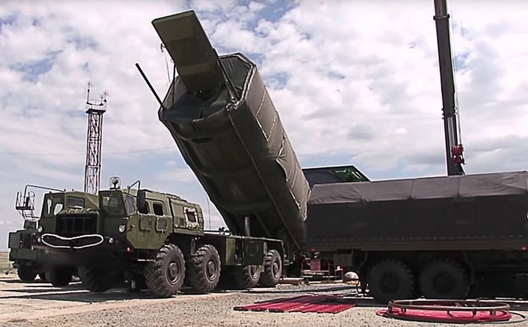 Загрузка в шахту гиперзвукового комплекса "Авангард". Фото: Пресс-служба Минобороны РФ / ТАСС