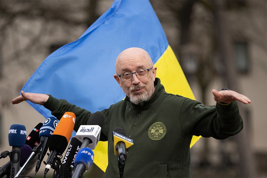 Министр обороны Украины Алексей Резников отвечает на вопросы журналистов по итогам заседания контактной группы по поддержке Украины - Фото: Sebastian Christoph Gollnow/AP/TASS