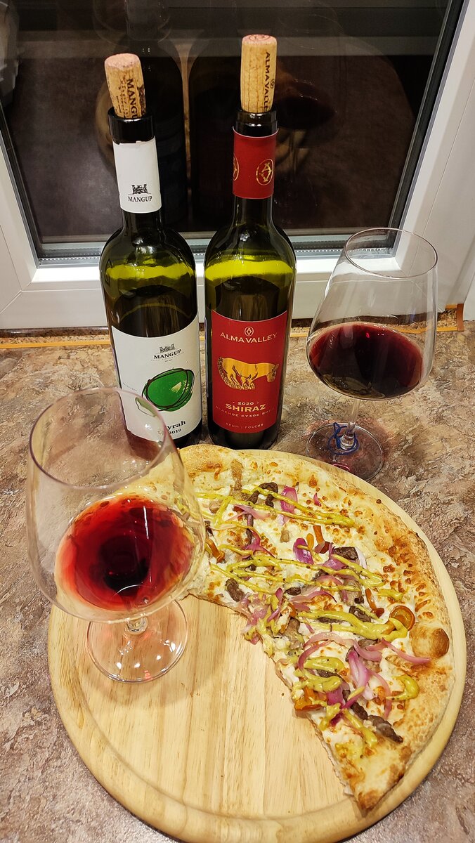 Бокал с вином от винодельни "Поместье Мангуп" - справа