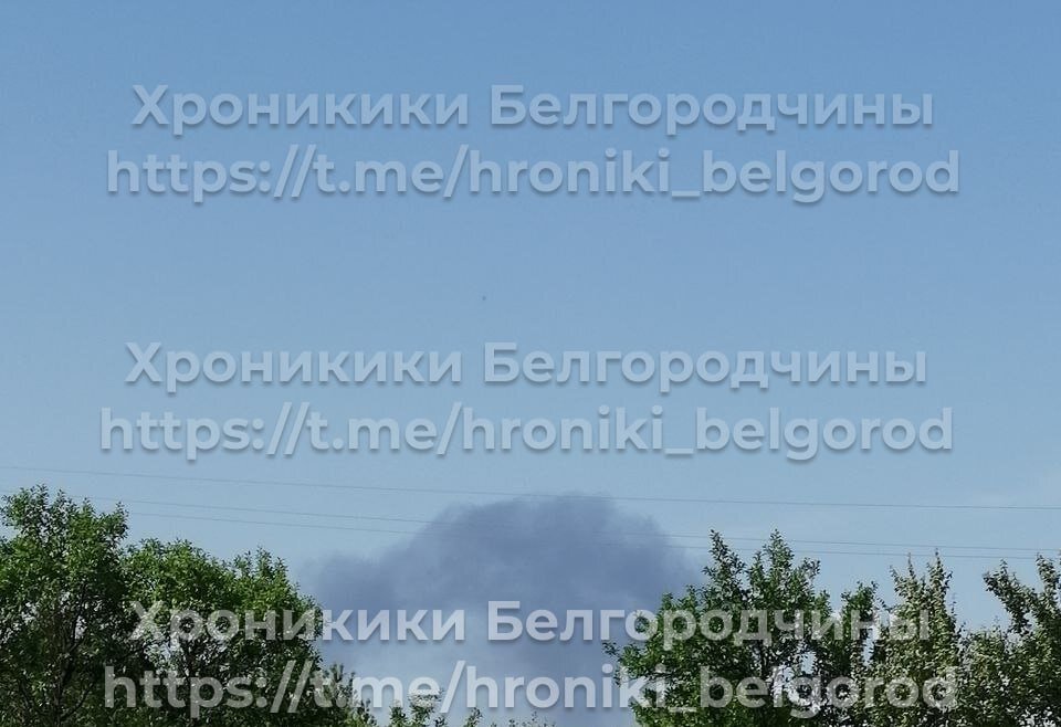 Дым виден далеко за городом.