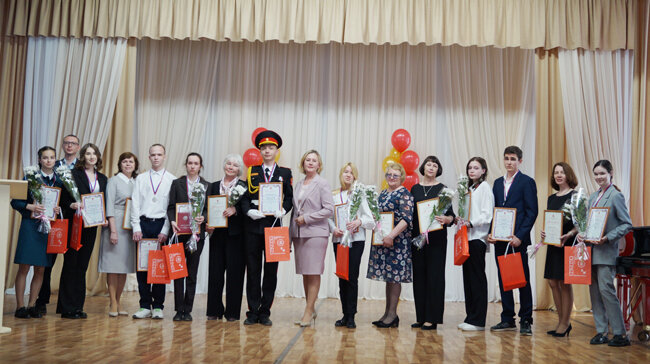 Победители и призёры заключительного и регионального этапов Всероссийской олимпиады школьников. Рядом с ними любимые учителя, которые внесли неоценимый вклад в подготовку ребят