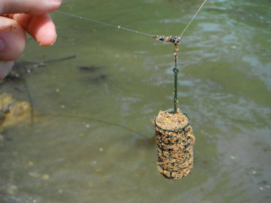 Рыбалка на фидер на реке с сильным течением. Ловля фидером на сильном течении. Рыбалка на сильном течении на фидер. Как правильно ловить на фидер на реке. Правильная оснастка фидера для ловли на реке с берега.