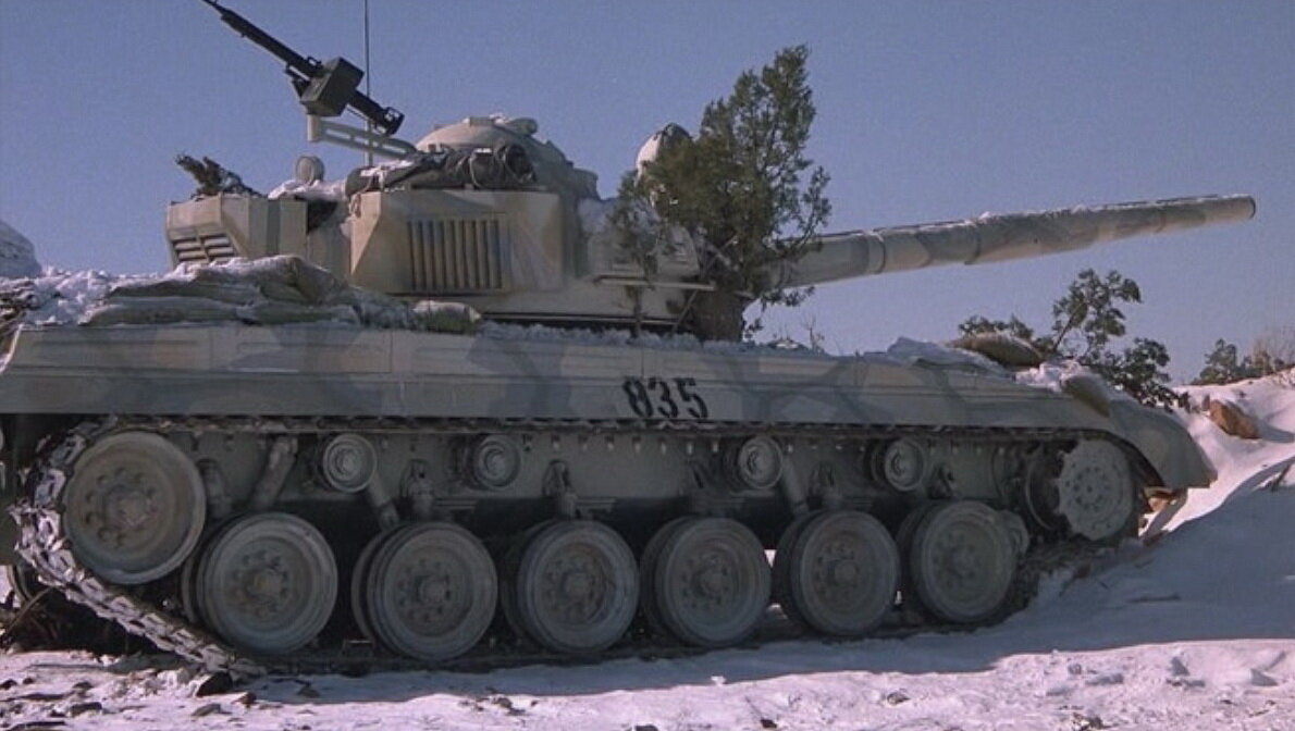 Советский бутафорский танк Т-72. Кадр из фильма