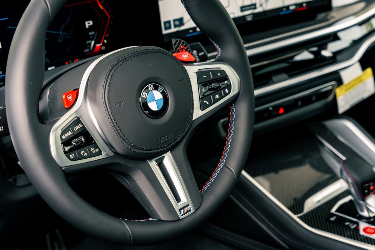 M5 competition 2024. X5m Competition 2024. BMW x5m 2024 интерьер подсветка. БМВ м9 Компетишн. BMW m8 с цветами в салон.