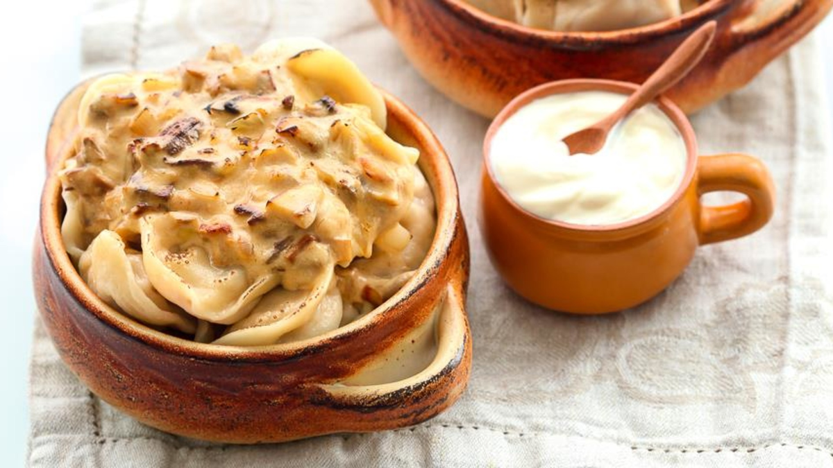 Пельмени с грибами и сыром в духовке. Вареники в горшочке. Пельмени в горшочке. Пельмени в горшочке с сыром. Пельмени в горшочках с грибами.