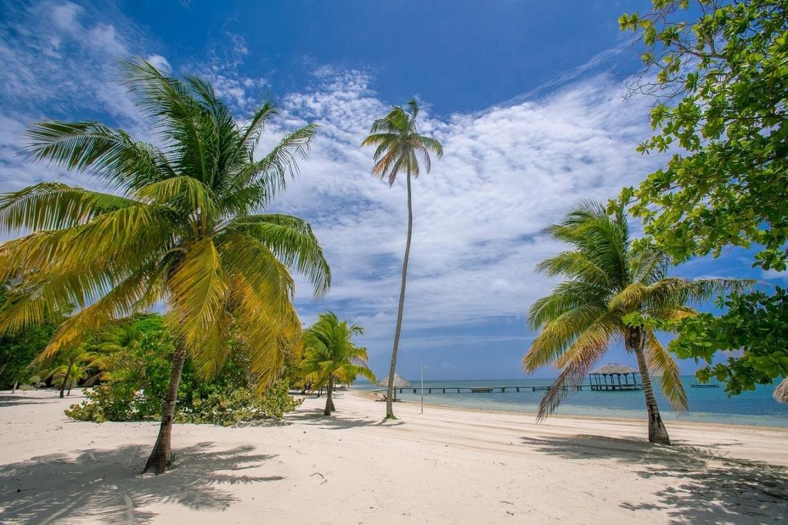 Гондурас. Фото: https://passporterapp.com/es/blog/honduras/mejores-playas-honduras/