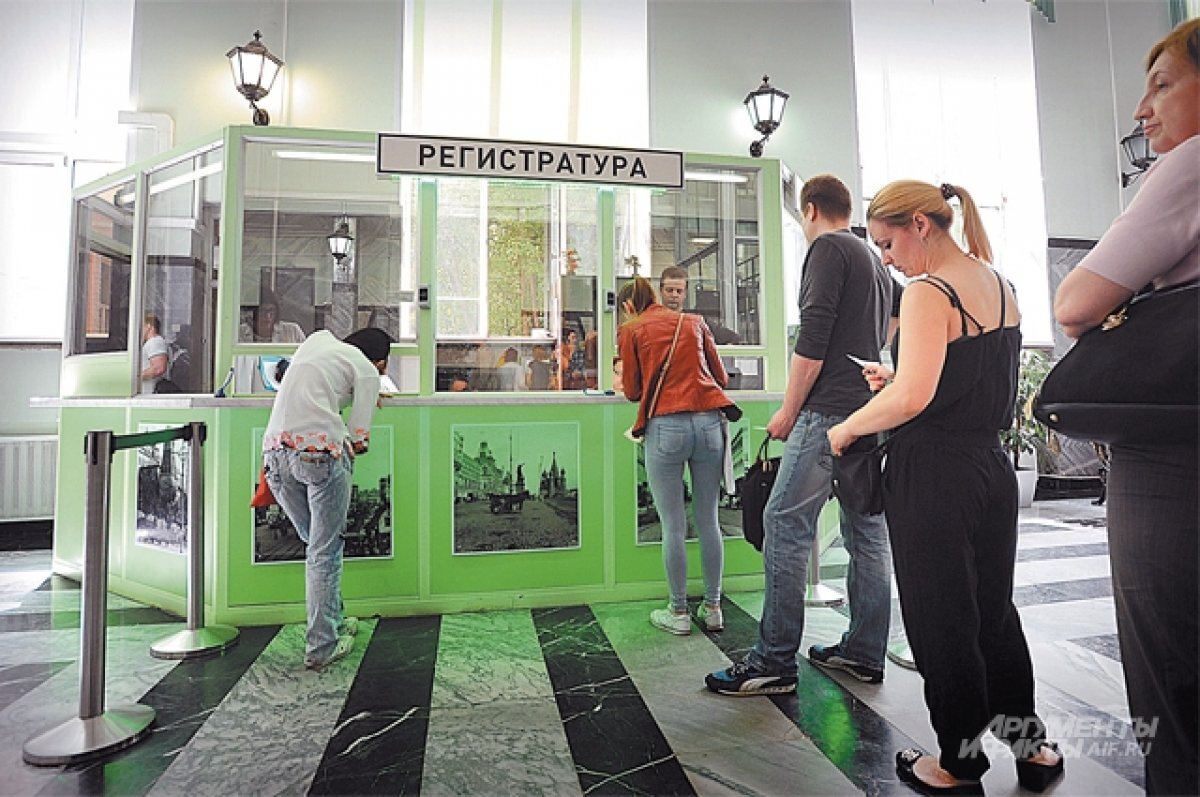    Если у вас острая боль, то даже частная клиника не имеет права отказать вам в помощи.