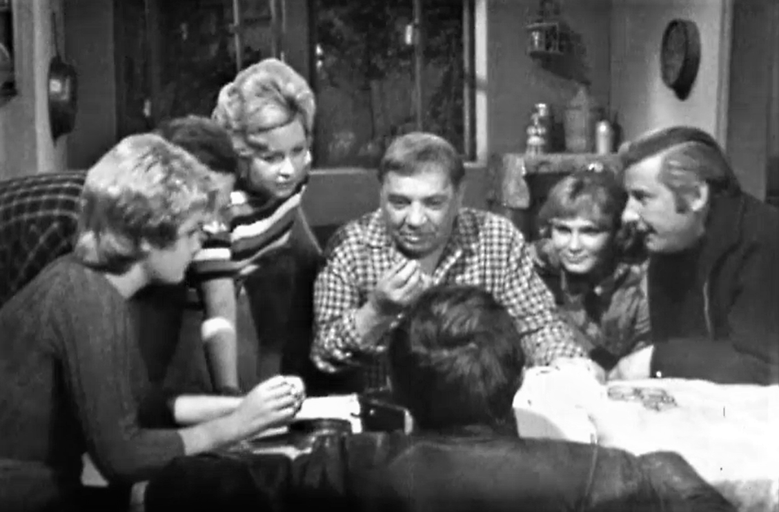 Кадр из телеэпопеи "День за днем" (1971)