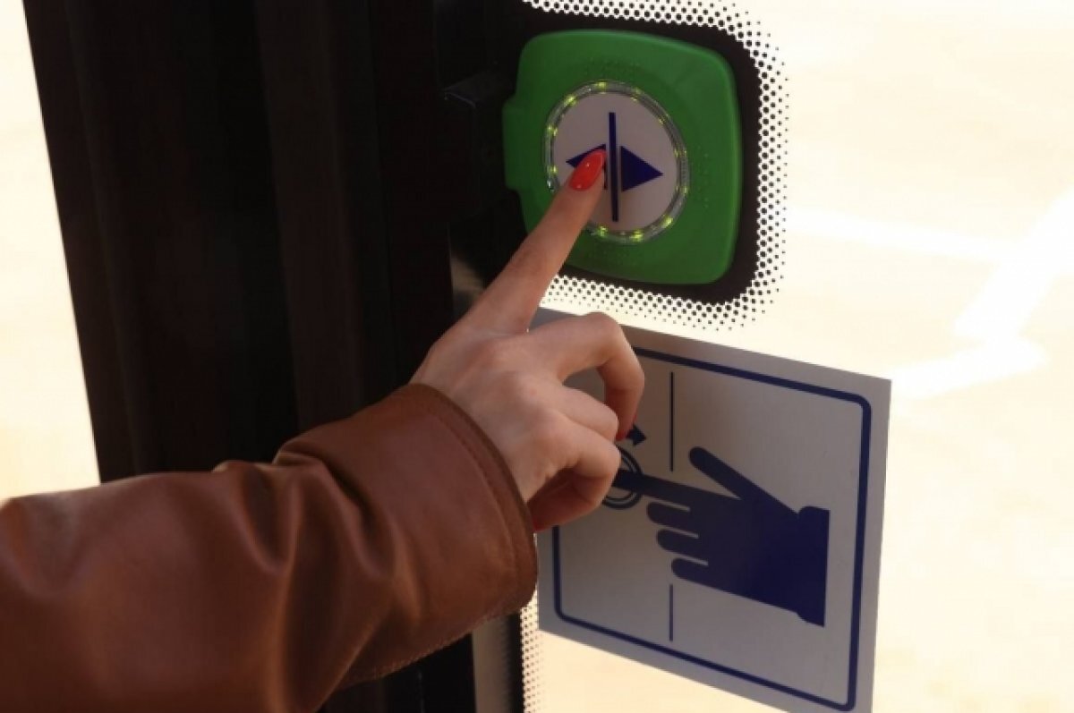    С 1 июня пассажиры Петербурга будут сами открывать двери автобусов