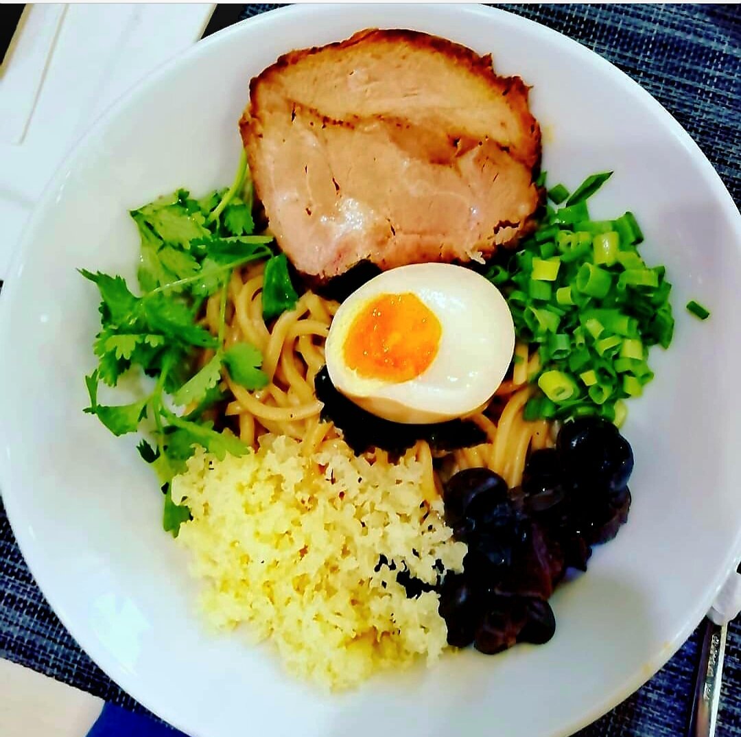 Абура Соба-гречневая толстая лапша, очень вкусное маринованое яичко, обалденная свинина, стружка тунца и зелень.