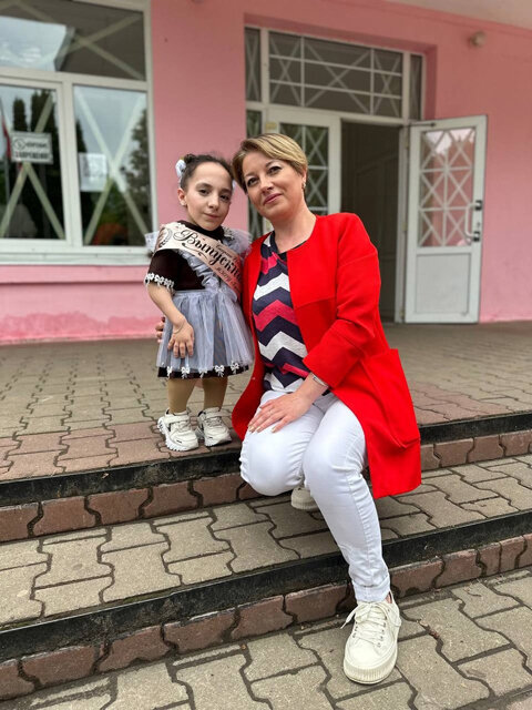    Все годы учебы в школе Полину сопровождала мама – заводила в класс и забирала домой