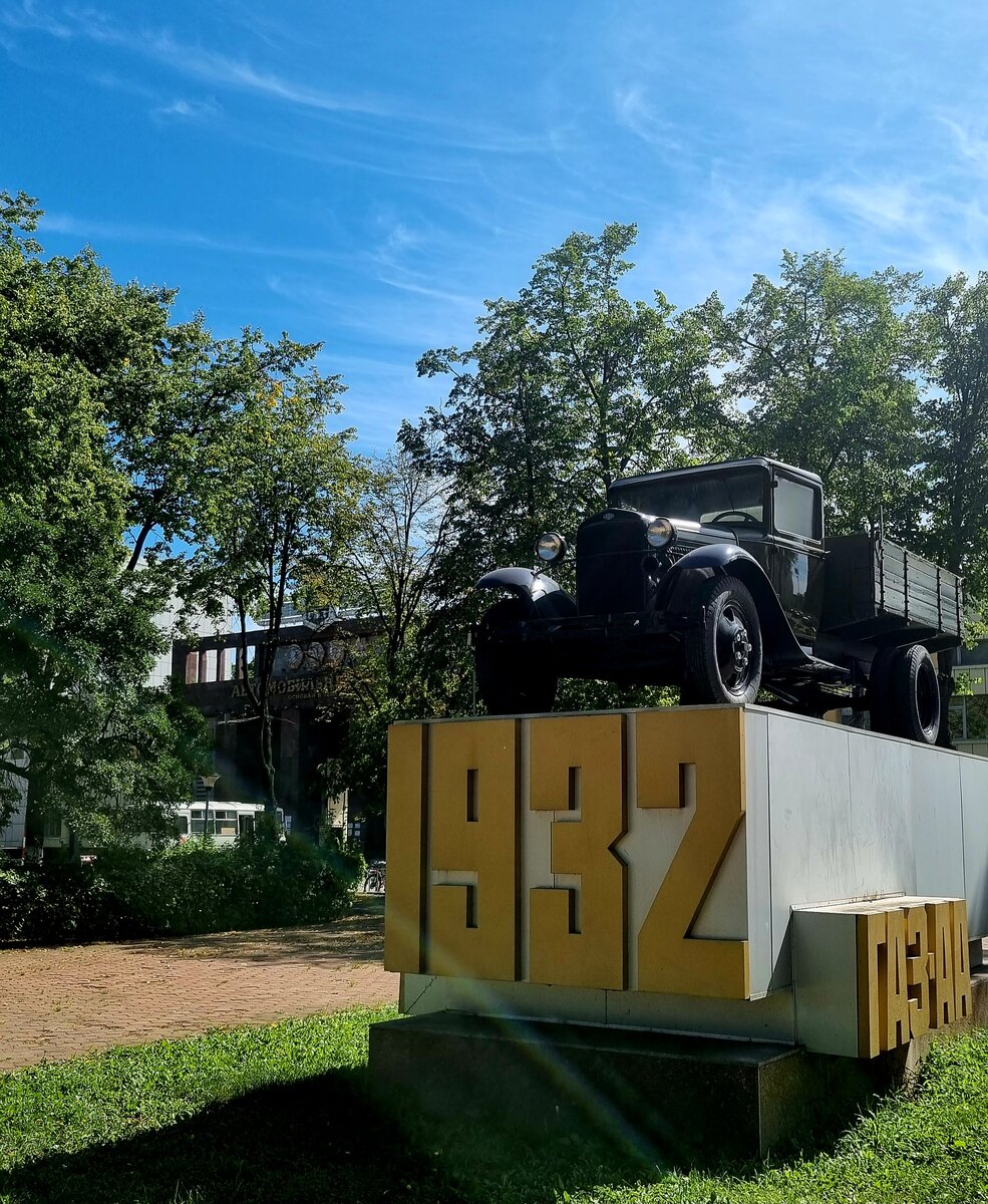 ГАЗ - АА. "Полуторка" у проходной (воооон там, на заднем плане) на Горьковский Автомобильный Завод.