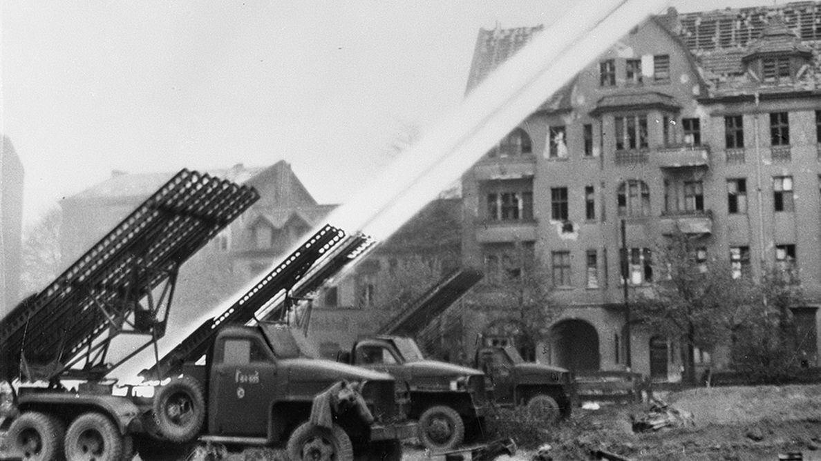 Установки БМ-13 на шасси американских грузовиков Studebaker US6 во время битвы за Берлин. Фото из открытых источников