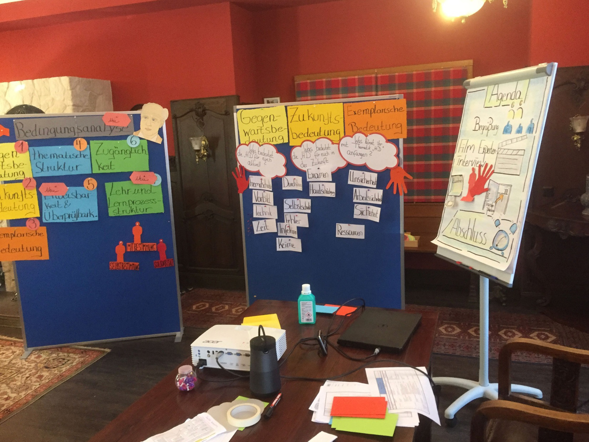 Учебный процесс основан на практических работах в группе. 