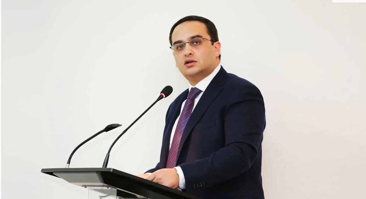 Виктор Согомонян — профессор кафедры международной журналистики МГИМО, доктор политических наук. До недавнего времени - армянский государственный деятель, глава канцелярии экс-президента Республики Армения Роберта Кочаряна