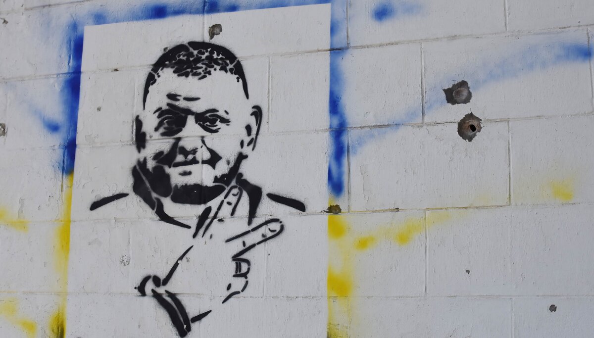 Тогда не попали, сейчас попали. Теперь он в памяти лишь на настенных фресках