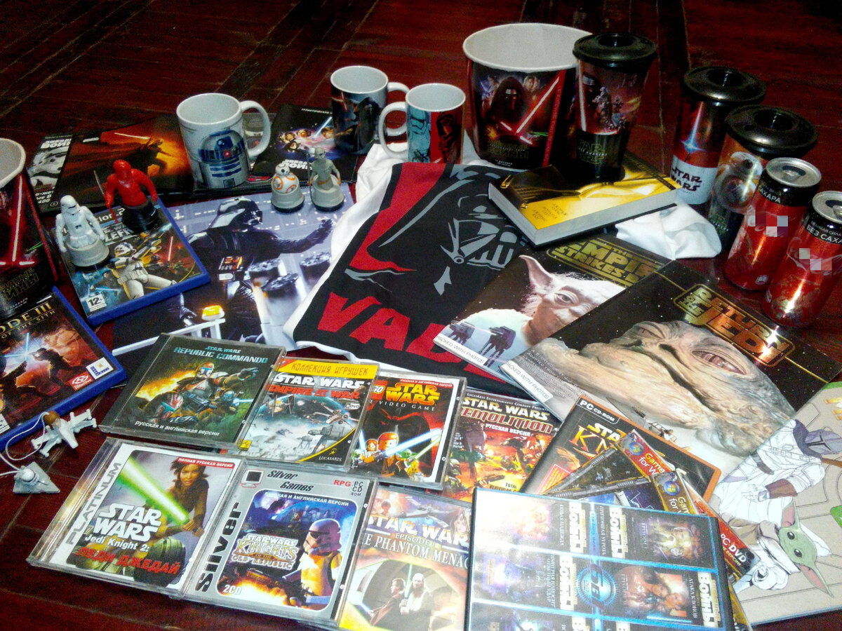 Фото из моей личной коллекции. Публикация фото преследует в информационные цели. На фото сувениры из моей ретро коллекции по Звездным войнам: Майка, банки из под газировки, кружки, картонные ведра из под попкорна, фигурки, коробки от игр на Плейстейшн 1, 2 издателя LucasArts, книга Звёздные Войны. Оригинальная трилогия, автор Джордж Лукас, издательство Азбука. Подробнее указано в статье.