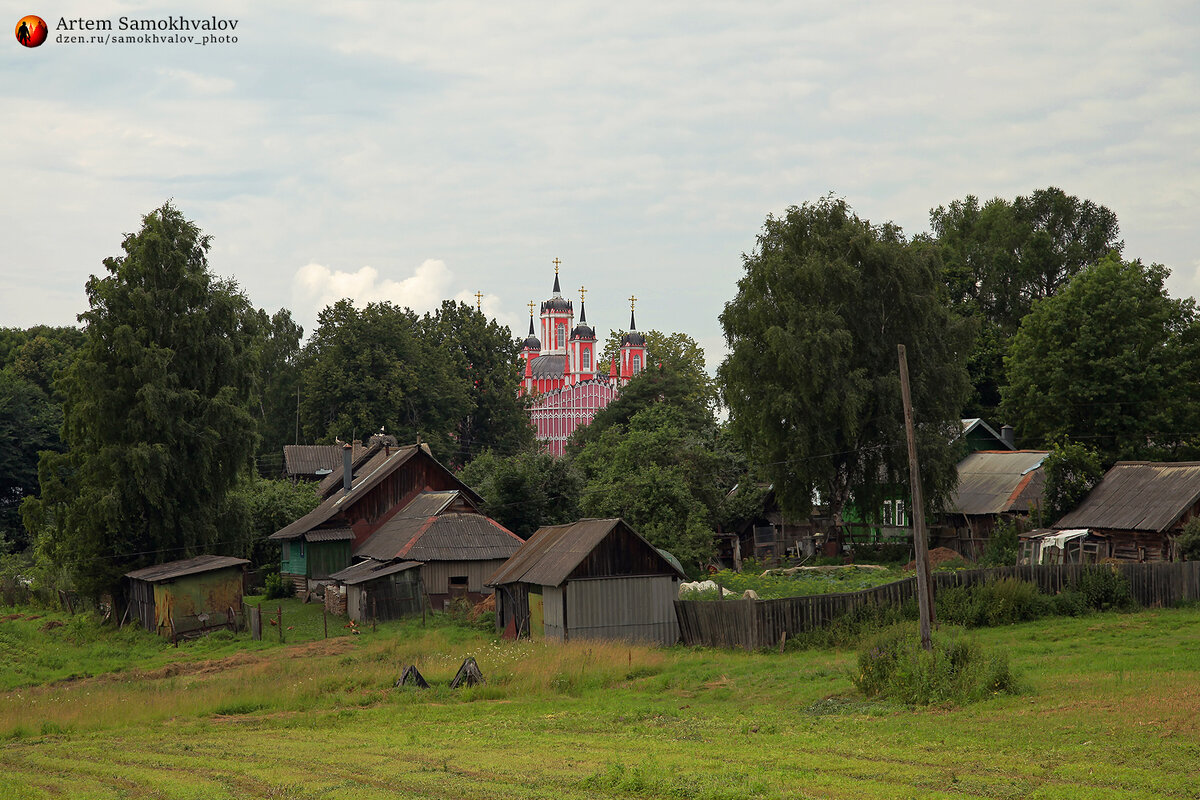 Вид на храм со стороны въезда в село Красное