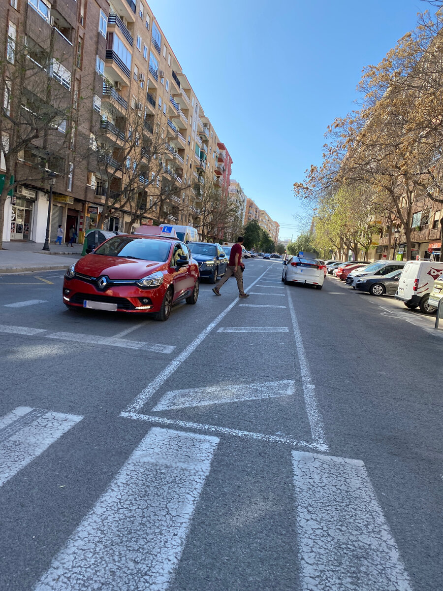Автошкол на категорию В в Испании ооочень много, учебных машин на дорогах скоро станет больше обычных 😅