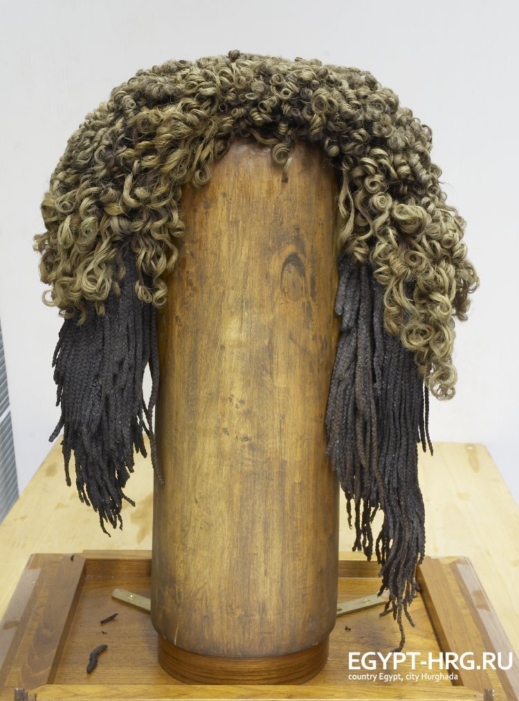 Один из первых париков