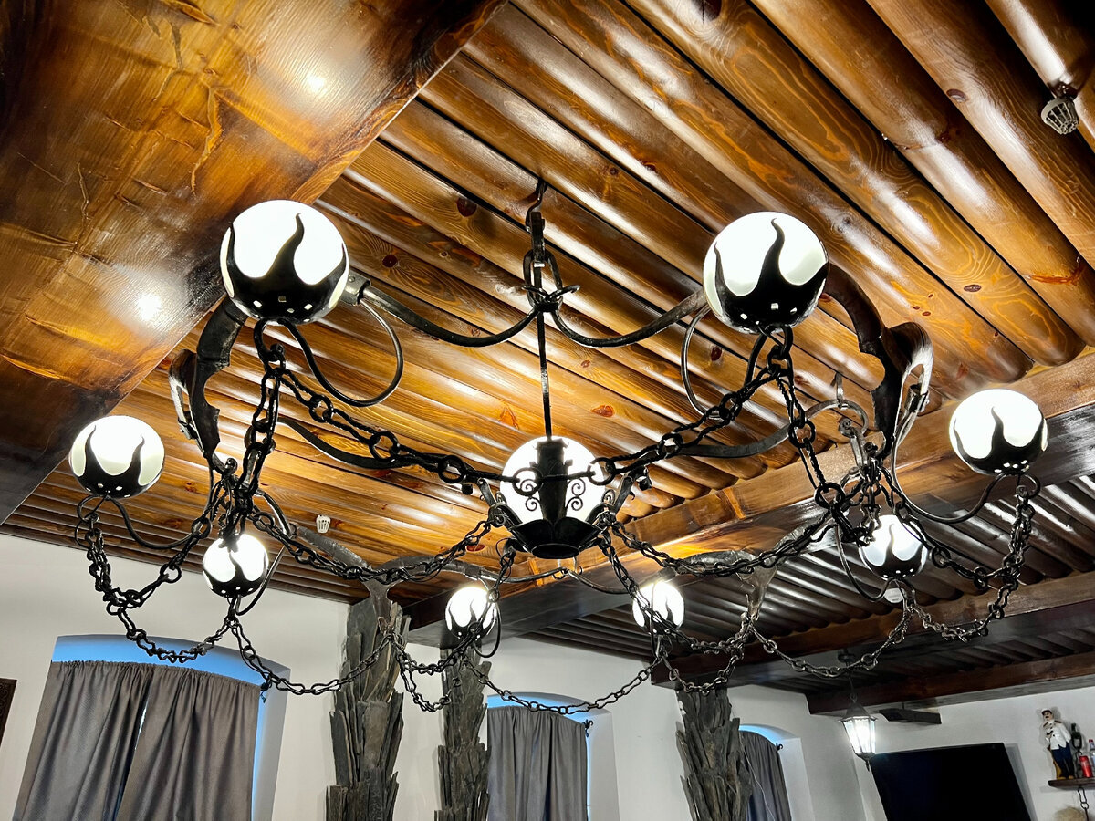 Люстра просто огромная