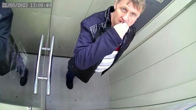     Житель Приморья оставил свои «продукты жизнедеятельности» прямо в лифте одного из жилых домов. Соседи такой «подарок» не оценили.