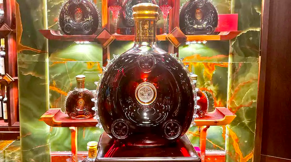 Эта бутылка коньяка стоит 1,5 миллиона долларов (и ее недавно купили ...