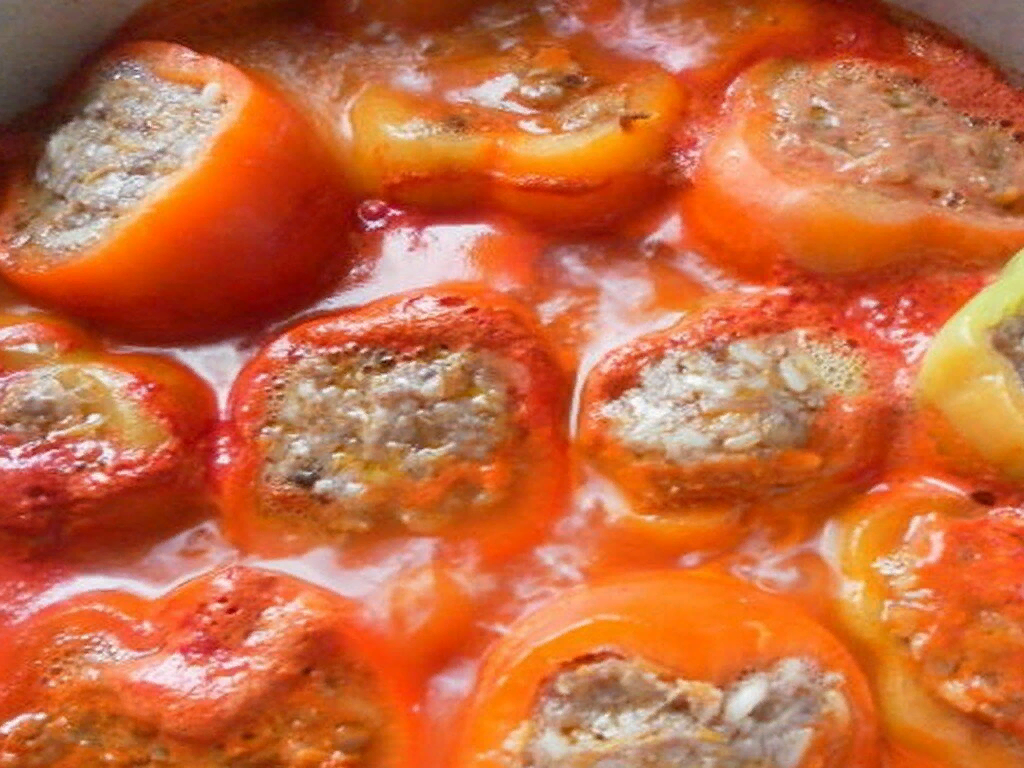 Как сделать вкусный фаршированный перец. Перец фаршированный мясом в духовке. Перец фаршированный кореньями. Как сделать вкусный фаршированный перец. Перчики болгарские фаршированные.