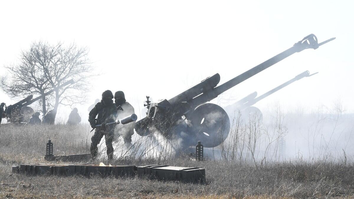    Военнослужащие артиллерийского расчета гаубицы Д-30 вооруженных сил РФ работают по позициям ВСУ© РИА Новости