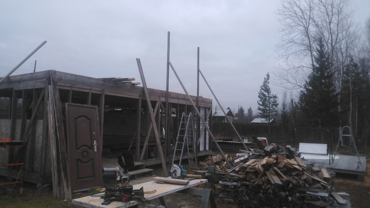 Ловители треугольники. Погода была ужасно пасмурная и фотографии как будто чёрно-белые.