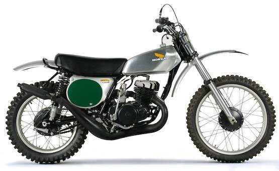 Несмотря на то, что Honda начала разработку кроссовых мотоциклов в 1959 году, ее первая двухтактная серийная кроссовая модель Honda CR250M Elsinore, названная в честь популярной гонки по мотокроссу проводимой в Калифорнии (Lake Elsinore Grand Prix), появилась лишь в 1973 году. Спустя несколько лет после того, как ее конкуренты Yamaha, Kawasaki и Suzuki представили миру свои первые модели и уже имели свои заводские команды в Европе. Например, у Suzuki было уже шесть титулов на чемпионатах мира в классах 250 и 500сс, завоеванных легендарными бельгийскими гонщиками Жоэлем Робером и Роджером Де Костером. Виной тому была политика основателя концерна Соичиро Хонда не признававшего двухтактные двигатели. 

Но в конечном итоге инженеры компании сумели убедить основателя в необходимости выпуска кроссовых мотоциклов с двухтактными двигателями, на что Сичиро Хонда сказал: «Если вы настаиваете на производстве двухтактных двигателей, то тогда они должны быть лучшими в мире».

Первые тесты прототипа Honda RC250M за рулем которого находился Таиши Ешимура состоялись в 1972 году на шестом этапе Чемпионата Японии по мотокроссу. Президент компании Соичиро Хонда приехал лично посмотреть на лучший кроссовый мотоцикл в мире. Техника не подвела и Таиши выиграл этап.

Следует отметить, что прототипом к этой серийной модели послужил проект 335С, разработку которого инженеры Honda начали еще в 1971 году. Отметим, что в самом начале свою экспансию в мотокроссе Honda начала не на чемпионатах мира, а в национальном Чемпионате США. Американский мотокросс в то время только зарождался и переживал бум. В первый же год выхода мотоцикла, пришла и первая победа - американец Гарри Джонс выиграл национальный чемпионат по мотокроссу в классе 250сс.

Что касается Honda CR250 Elsinore, то стоила она $1145 и пользовалась большой популярностью у гонщиков. Она была мощнее (30 л.с.), изящнее и надежнее, чем любой другой кроссовый мотоцикл того времени. Конечно и у нее были недостатки, но многих поражало качество деталей и надежности. Она была готова к гонке, даже если вы только достали ее прямо из коробки. Так начался легендарный путь Honda в мотокроссе.