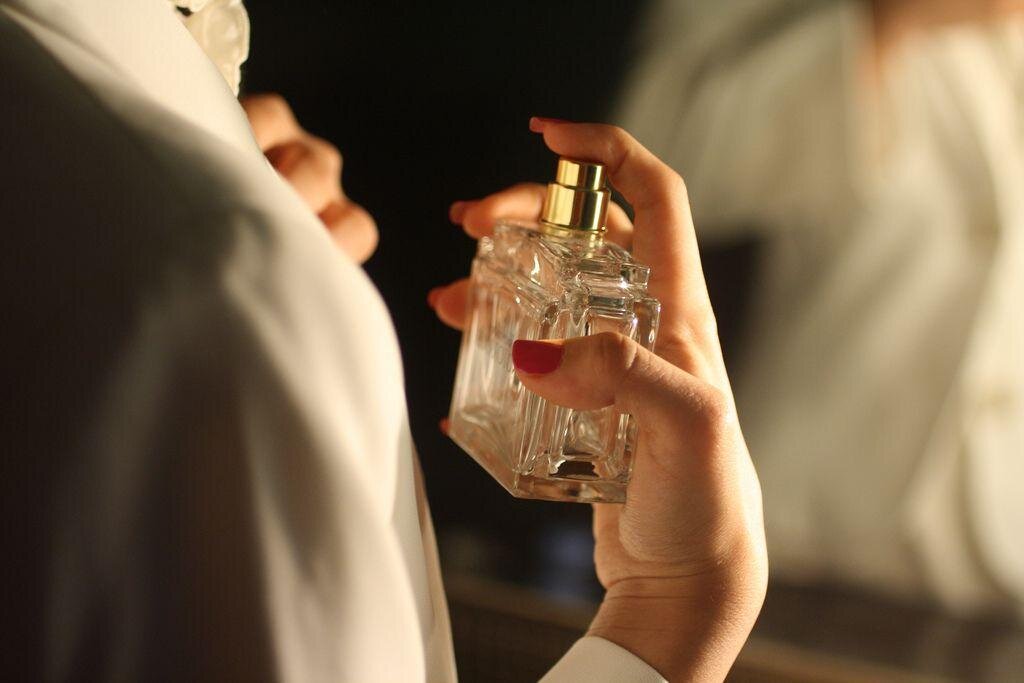 духи. намутила себе дорогих духов. намутила себе дорогих духов. намутила себе дорогих духов. намутила себе дорогих духов.