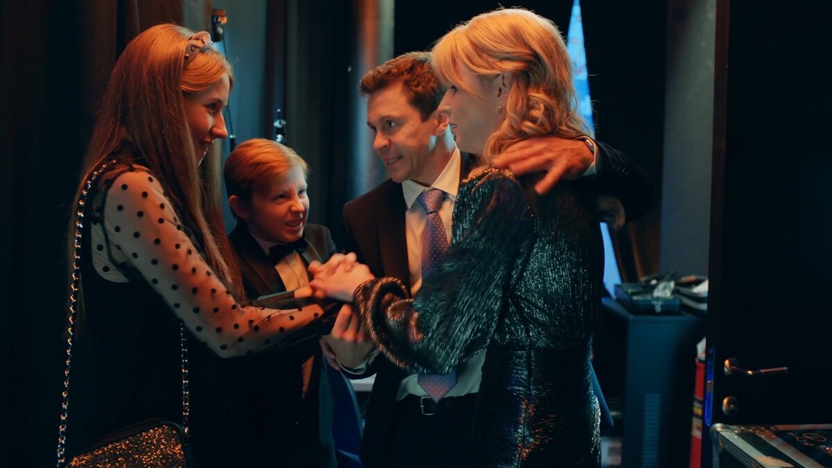    Кадр из сериала “Идеальная семья”