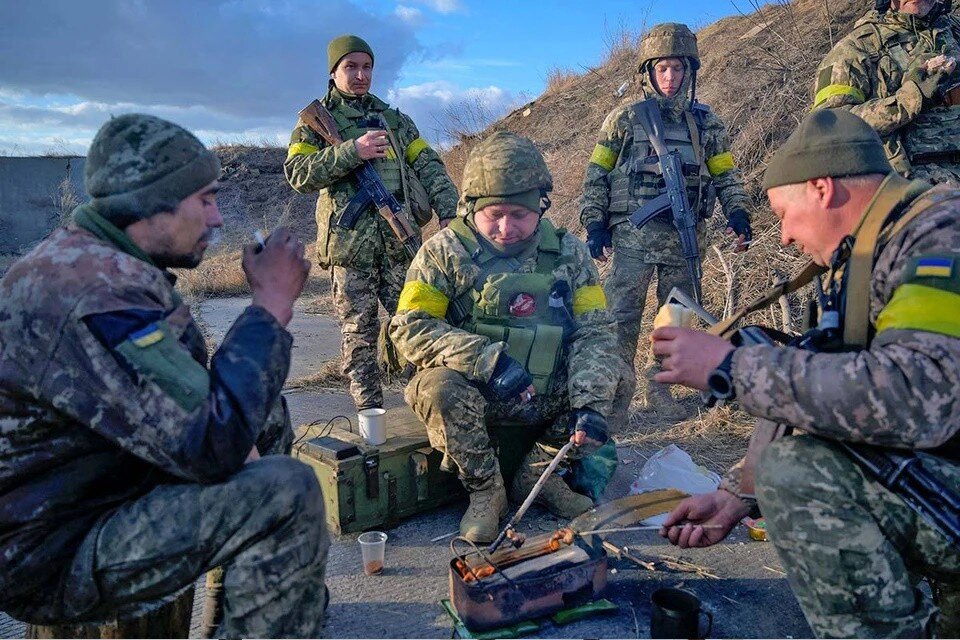    СМИ: Украинские военные стали чаще пить на службе  REUTERS