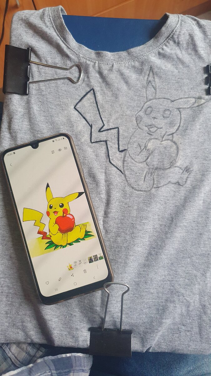 Сначала был рисунок карандашом:)