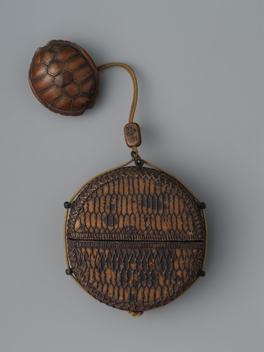 Круглый инро из панциря черепахи, покрытый бамбуком и плетением из ротанга. 17 век.