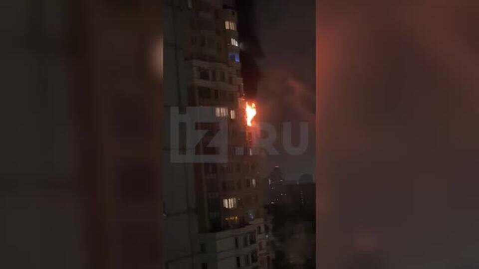    РЕН ТВ публикует кадры с пожара в московской квартире на 23 этаже