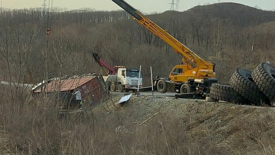     Зрелищное ДТП произошло на одной из трасс в Приморском крае. Большая фура улетела с дороги в кювет. Рядом с местом аварии очевидец запечатлел три огромных автопокрышки.