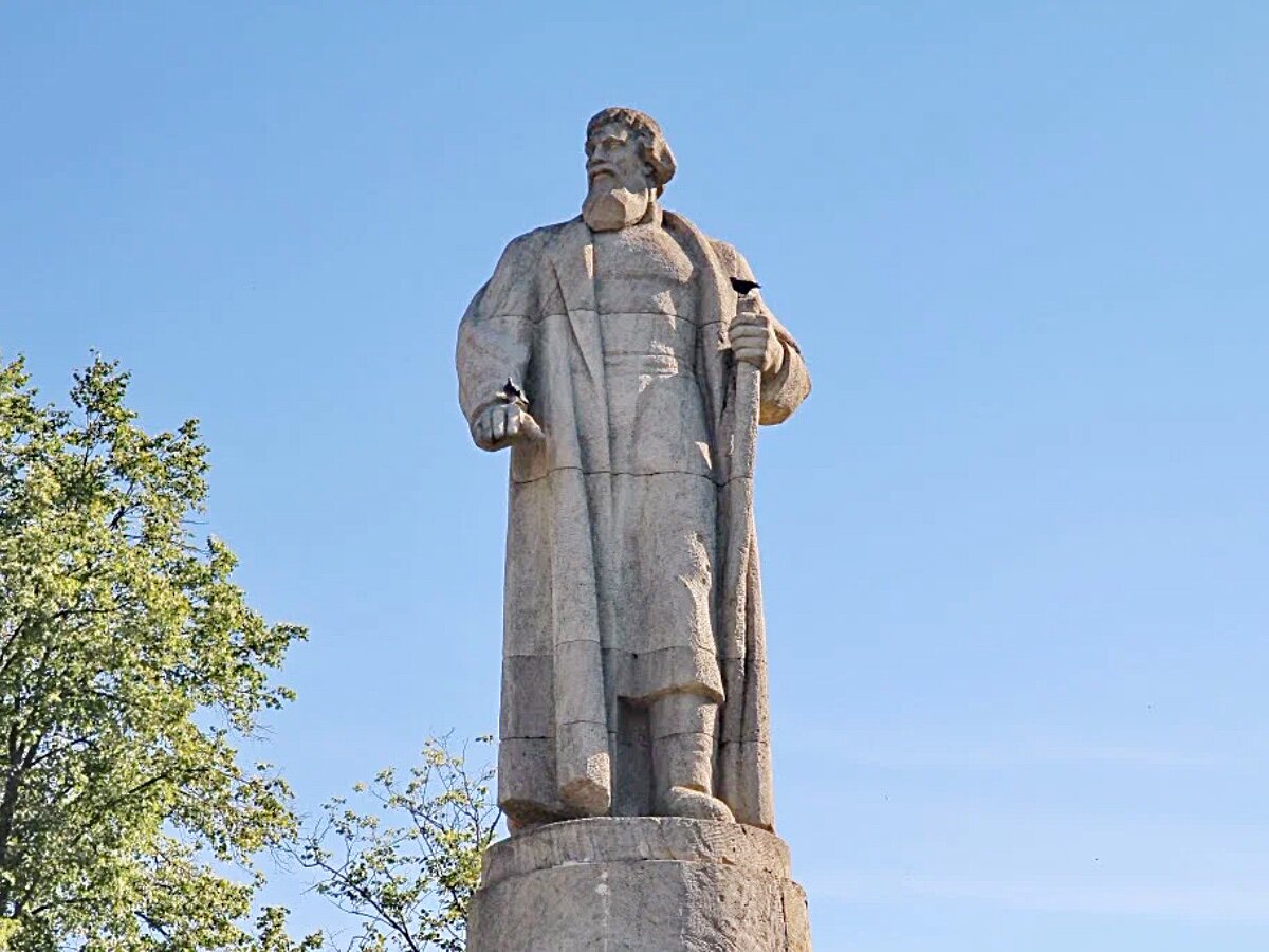 Современный памятник Ивану Сусанину в Костроме