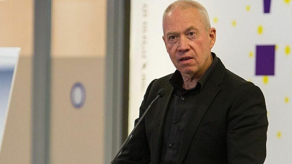     Глава оборонного ведомства Израиля Йоав Галант потребовал от крайне правого правительства во главе с Нетаньяху прекратить реформу судебной системы, поскольку наметившийся «раскол в обществе» плохо влияет на моральное состояние армии и создает угрозу национальной безопасности.