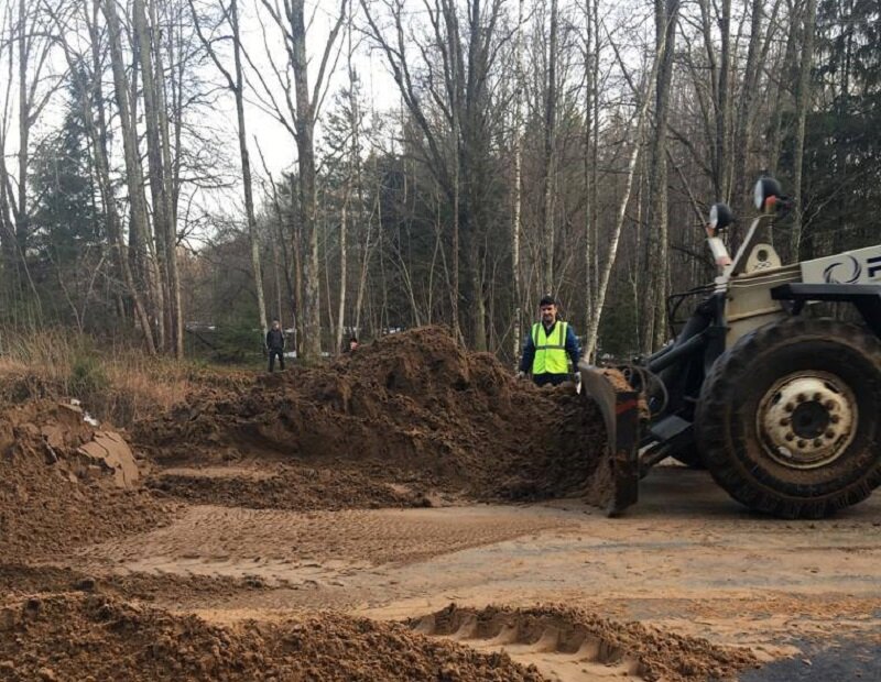   Богомаз пообещал возобновить движение по разрушенной автодороге у райцентра Клетня к 21.30 воскресенья, 26 марта avchernov