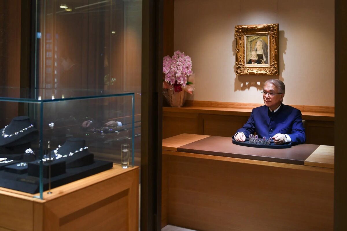 Кадзуми Арикава с набором из его коллекции - неоново-ярко-розовым топазом и бриллиантовой парой, когда-то принадлежавшей немецкому королевскому дому Вюртемберг.